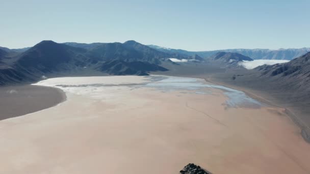 Antena de agua evaporada del lecho seco del lago. Medio ambiente desastre 4K USA — Vídeos de Stock