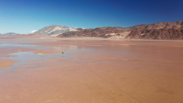 Death Valley en invierno, West California, EE.UU. Día de invierno en el desierto. Cielo azul 4K — Vídeos de Stock