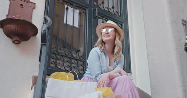 Mooie koper geniet van haar winkeldag in Europa. Kleding kopen video, 4K — Stockvideo