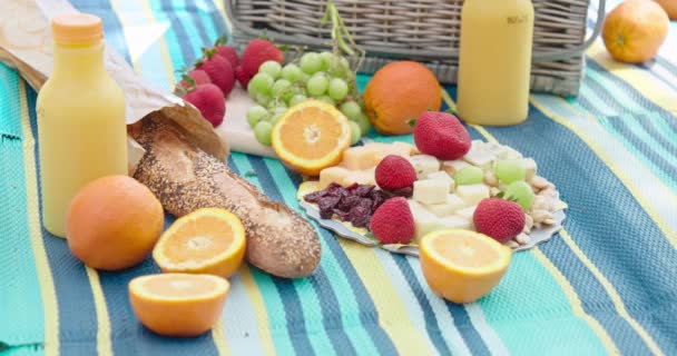 4K jedzenie w zwolnionym tempie. Zdrowa i zbilansowana dieta jedząca pomarańcze, truskawki, winogrona — Wideo stockowe