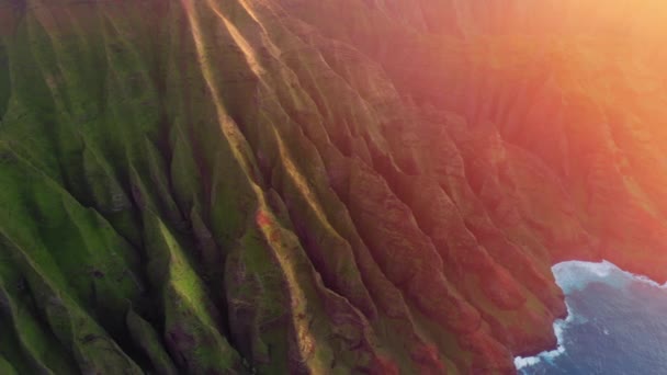 Coucher de soleil cinématographique aérien 4K sur la belle île d'Hawaï. Coucher de soleil sur les montagnes — Video