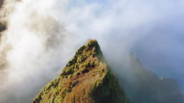 Vuelo cinematográfico por encima del pico verde a través de nubes de niebla blanca. Puesta de sol en Hawaii — Vídeos de Stock