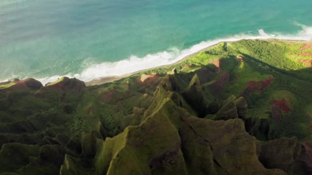 Κινηματογραφική εναέρια όμορφη πράσινη ακτή του ωκεανού με καταπληκτικές πράσινες κορυφές στο ηλιοβασίλεμα — Αρχείο Βίντεο