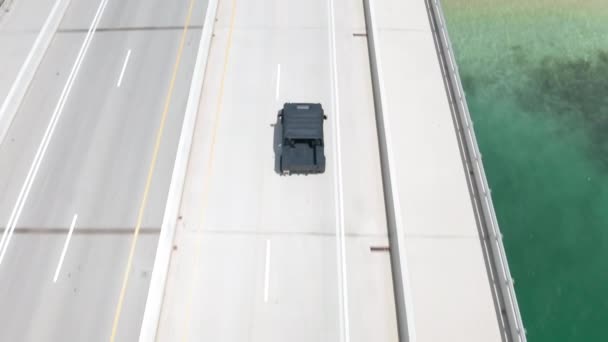 Vista aérea 4K de vehículo de martillo conduciendo por puente de bahía sobre el puerto de Miami Florida — Vídeo de stock