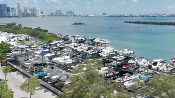 Aereo 4K di trasporto d'acqua: yacht, barche, altre navi nel club marino di Miami — Video Stock