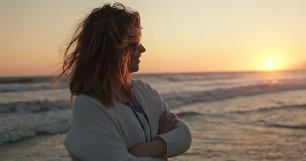Крупним планом портрет красивої білої жінки, яка дивиться на золотий захід сонця. 4-кілометровий — стокове відео