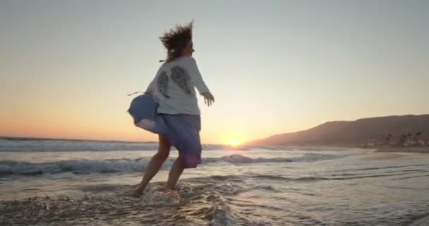 Vrouw die plezier heeft en geniet van de natuur. Glimlachend meisje voelt zich gelukkig en liefdevol leven — Stockvideo