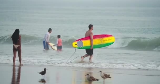 Malibu Strand, Pazifikküste, 2020. Zeitlupe 4K des männlichen Surfers mit Surfbrett — Stockvideo