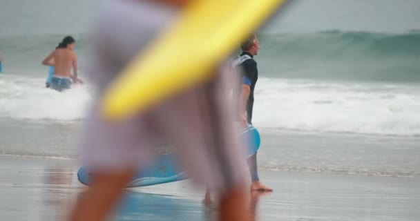 Playa de Malibú, Pacífico 2020. Hombre maduro activo con tabla de surf azul — Vídeos de Stock