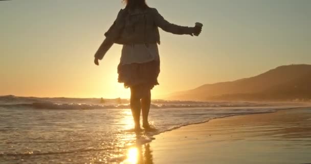 Жінка на пляжі, почувається щасливою і розслабленою. Комерційний знімок літніх канікул — стокове відео