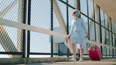 COVID-19 ile yapılan seyahatler yavaş ilerliyor. Renkli maskeli bir gezgin.