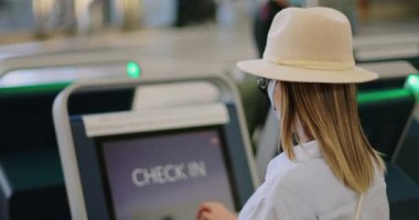 Havaalanına giriş yapan bir kadın. COVID-19 altında iyi yolculuklar. Seyahat eden koronavirüs