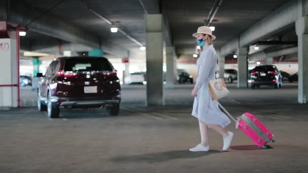 Movimiento lento de la mujer de moda en la máscara de colores viajando durante COVID-19 — Vídeos de Stock