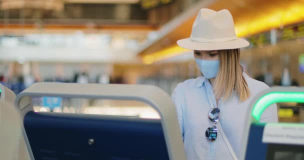Elegante viaggiatore in maschera viso check-in all'aeroporto vuoto, COVID-19. Rallentatore 4K — Video Stock