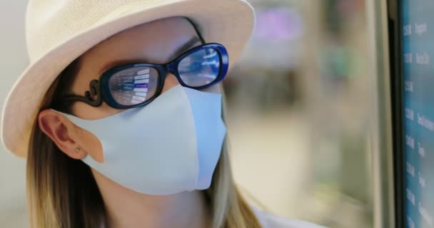 Großaufnahme einer Frau mit COVID-19-Gesichtsmaske am leeren Flughafen. Sichere Reisen, 4K USA — Stockvideo