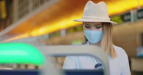 Safe travels under COVID-19. Attractive woman in face mask check-in at airport — Stock Video