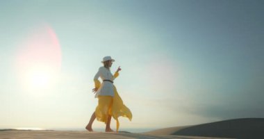 Dans eden kadın 4K. Yavaş çekim stil kız elbise, ceket ve şapka, eğleniyor