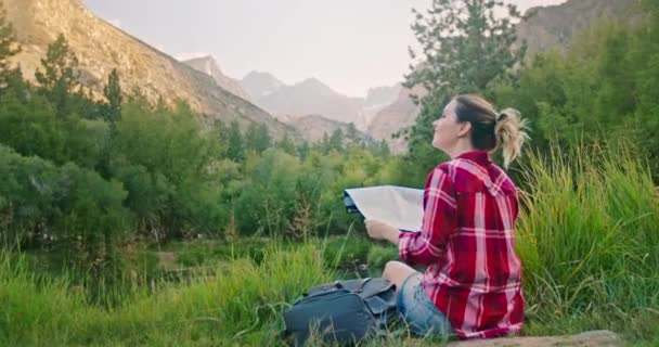 La mujer disfruta de vistas a la montaña. 4 viajero en cámara lenta en paisaje escénico al aire libre — Vídeo de stock