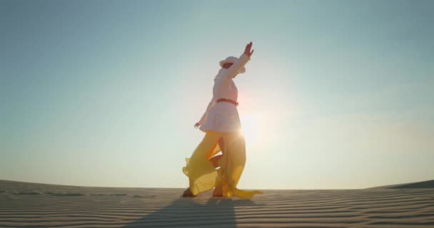 사막에서 춤을 추는 기분좋은 여성. 자연을 즐기는 아름다운 소녀 — 비디오