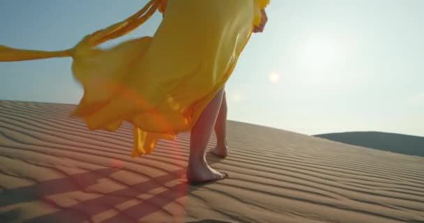 Närbild flicka i gul elegant mode klänning promenader barfota av krusade sanddyn — Stockvideo