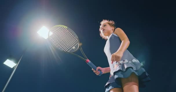 Девочка-подросток возбужденный теннис выиграть. Молодая спортсменка празднует победу в матче, 4К — стоковое видео