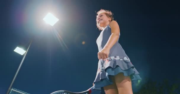 Menina atleta feliz gritando com sentimento de emoção. Adolescente está feliz em ganhar — Vídeo de Stock