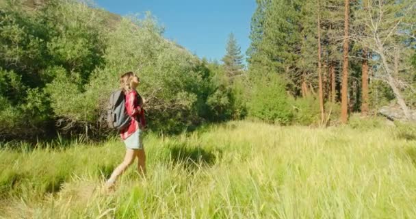 Femme qui marche au ralenti. Traveler girl en jupe, chemise rouge avec sac à dos — Video