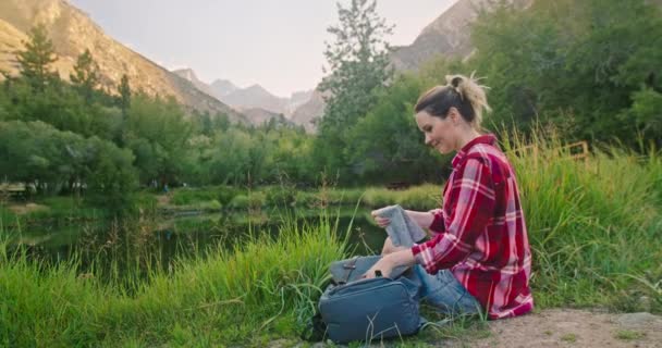 Voyageur à mouvement lent femme relaxant avec vue panoramique sur le paysage extérieur, 4K, États-Unis — Video