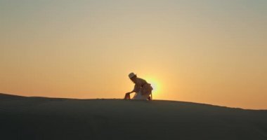 Sunset Doğa Görüntüsü 4K. Yavaş çekim tarzı model eğleniyor ve hayattan zevk alıyor.