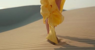 Kadının dalgalı bir şablonla kumsalda yürümesinin sinematik ağır çekimini kapat.