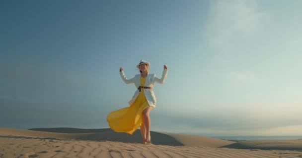 Glad dansande kvinna 4K utomhus natur. Slow motion modell i moderiktig klänning — Stockvideo