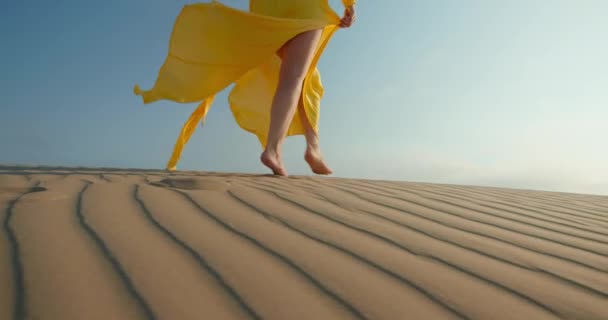 Cinematic modern shot von gelben Stoff schmeichelhaft auf blauem Hintergrund in der Wüste — Stockvideo
