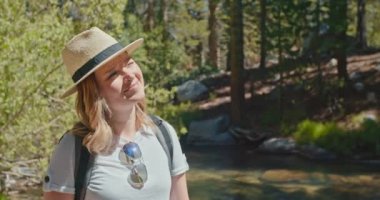 Genç bir kadın güneşli bir günün tadını çıkarıyor.. 