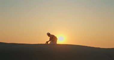 Sunset Doğa Görüntüsü 4K. Yavaş çekim tarzı model eğleniyor ve hayattan zevk alıyor.