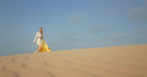 Blå utrymme för kopia eller text på bakgrund med kvinna promenader med vågig sand — Stockvideo