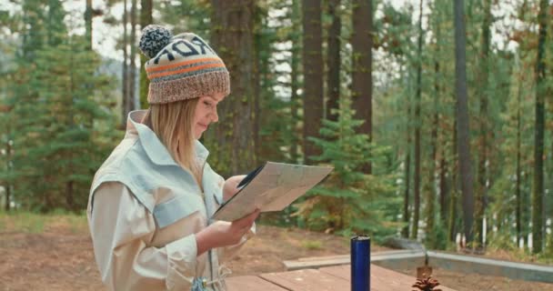 Naturerlebnis. Zeitlupe Frau mit grünem Wald auf Bewegungshintergrund. — Stockvideo