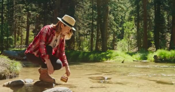 Mulher em aventura ao ar livre, explorando a natureza. Movimento lento de mulher atraente — Vídeo de Stock