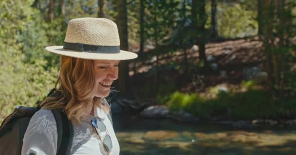 Glimlachende vrouw met natuur en groen bos op achtergrond, 4K — Stockvideo