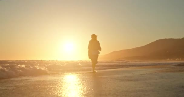 Mujer feliz en la playa, sentirse relajado y divertirse. Perfecto tiro de vacaciones — Vídeos de Stock