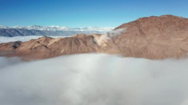 Ölüm Vadisi 'nin üzerinde uçan güzel hava bulutlarla kaplı, gün doğumunda, 4K