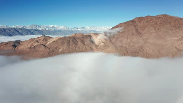 日の出に雲に覆われた死の谷の上を飛ぶ美しい航空機, 4K — ストック動画
