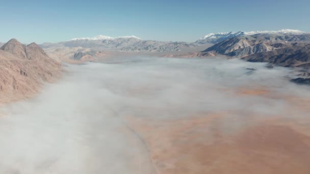 Ölüm Vadisi hava manzarası. Güneşin doğuşunda güzel bir çöl manzarası. 4K — Stok video