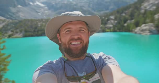 Funny podekscytowany uśmiechnięty człowiek o wideo czat za pomocą smartfona przygoda natura — Wideo stockowe