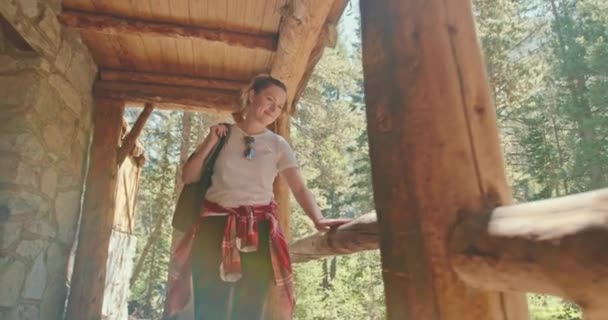 活动妇女，背着远足背包，在青山森林4K享受阳光灿烂的日子 — 图库视频影像