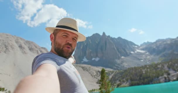 Bonito homem ter vídeo chat no smartphone ao ar livre compartilhando aventura de viagem — Vídeo de Stock