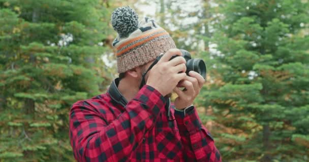 Fotograf leśny w lesie. 30s mężczyzna robi zdjęcia zielony widok na las — Wideo stockowe