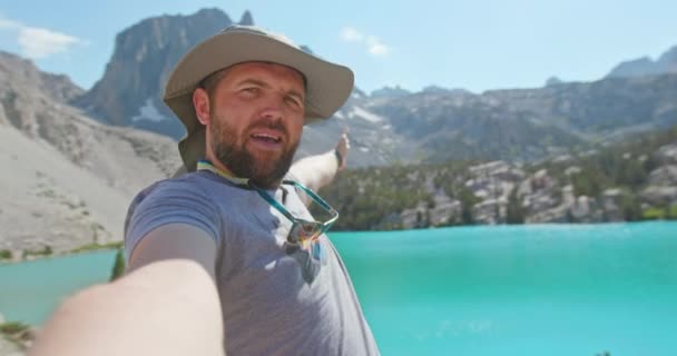 Muž natáčení přírody cestování na sociálních sítích pro přátele Legrační vzrušený hezký chlap — Stock video