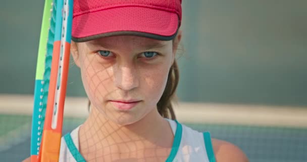 Close-up portret van atleet meisje met grote licht blauwe ogen op zoek naar camera, 4K — Stockvideo