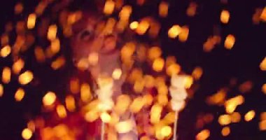 Parlak altın parıltıların ve doğadaki kamp ateşinin arasından sinematik manzara