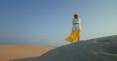 Mavi üzerine kopyalama alanı olan doğa arkaplanı. Metin kutusu ve reklam için görüntü